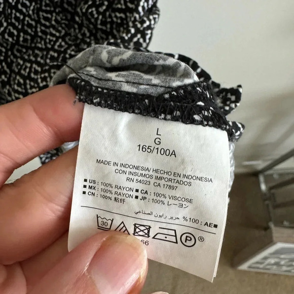 Old navy black/white print sleeveless shorts romper size large - Picture 7 of 7